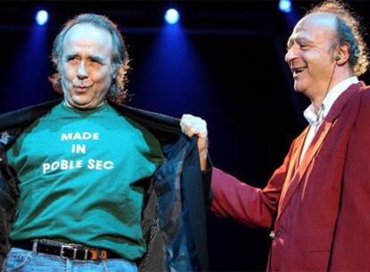 Serrat y Sisa en la recta final del concierto del <i>galáctico</i> en la plaza de Catalunya.