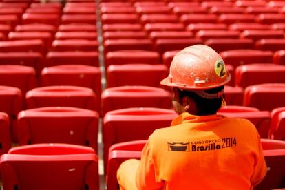 Um trabalhador em Estádio Mané Garrincha em maio de 2013.