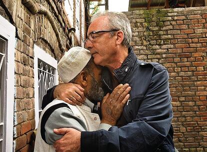 El escritor Juan José Millás se abraza a Abdul Ahad en Srinagar, una de las capitales de Cachemira. Abdul aún busca a sus dos hijos desaparecidos en Nepal en 2000.