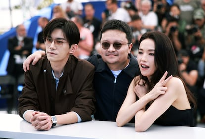 Bi Gan (al centro), director de 'Resurrección', acompañado por los protagonistas de la película, Jackson Yee y Shu Qi, este viernes en Cannes.