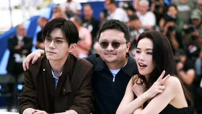 Bi Gan (al centro), director de 'Resurrección', acompañado por los protagonistas de la película, Jackson Yee y Shu Qi, este viernes en Cannes.