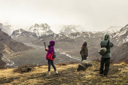 Visitantes en el valle donde se encuentra el volcán Eyjafjallajökull, que explosionó en 2010.
