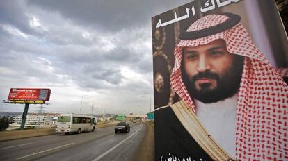 Un cartel en el que figura el pr&iacute;ncipe Mohamed Bin Salman junto a la frase &quot;Que dios nos proteja&quot; en el norte de L&iacute;bano.