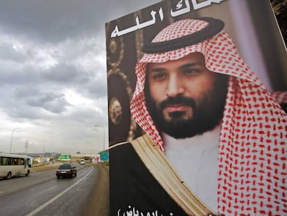 Un cartel en el que figura el pr&iacute;ncipe Mohamed Bin Salman junto a la frase &quot;Que dios nos proteja&quot; en el norte de L&iacute;bano.