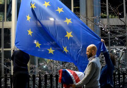 Unos empleados remplazan la bandera del Reino Unido por una de la UE, en el Parlamento Europeo, en Bruselas, el pasado 31 de enero.