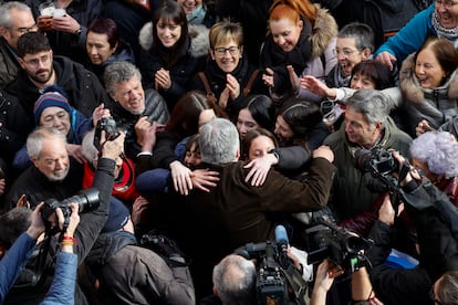 El nuevo alcalde de Pamplona, Joseba Asiron (en el centro y de espaldas), celebra con simpatizantes tras jurar el cargo.