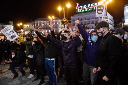 Los agentes de la Unidad de Intervención Policial (UIP) han cargado en varias ocasiones sobre las ocho de la tarde contra grupos de congregados que han intentado acceder por la calle Carretas en dirección al Congreso de los Diputados. En la imagen, manifestantes en la Puerta del Sol de Madrid.