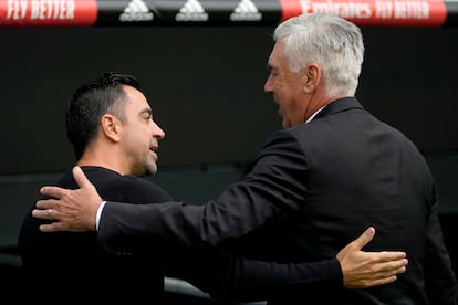 Xavi (a la izquierda), entrenador del Barcelona, saluda al entrenador del Real Madrid, Carlo Ancelotti, al inicio del encuentro.
