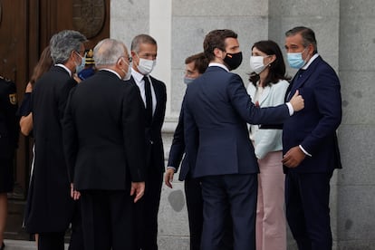 El presidente del PP, Pablo Casado (tercero por la derecha) conversa con el consejero de Justicia de la Comunidad de Madrid, Enrique López (derecha), en presencia de la ministra de Justicia, Pilar Llop (segunda por la derecha) y el presidente del Tribunal Supremo y del Poder Judicial, Carlos Lesmes (izquierda), este lunes, tras la apertura del Año Judicial en Madrid.