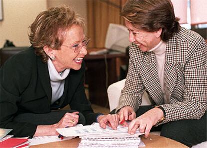 María Teresa Fernández de la Vega, a la izquierda, con Magdalena Álvarez.