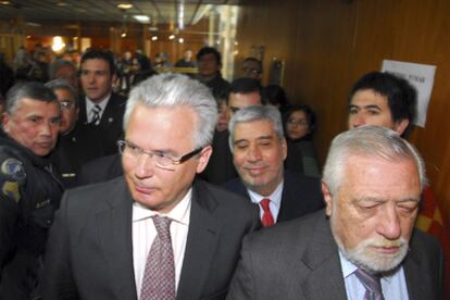 Garzón, con el secretario argentino de Derechos Humanos, Eduardo Luis Duhalde (derecha).