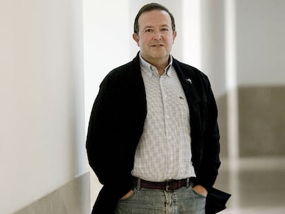 Luís Álvarez Pousa, a carón do seu despacho na Facultade de Ciencias da Comunicación.