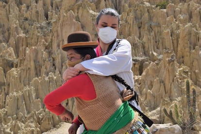 Lidia Mayta pone en práctica una técnica de escape con la una de las fundadoras del proyecto de Warmi Power, en el Valle de la Luna, Bolivia.