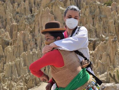 Lidia Mayta pone en práctica una técnica de escape con la una de las fundadoras del proyecto de Warmi Power, en el Valle de la Luna, Bolivia.