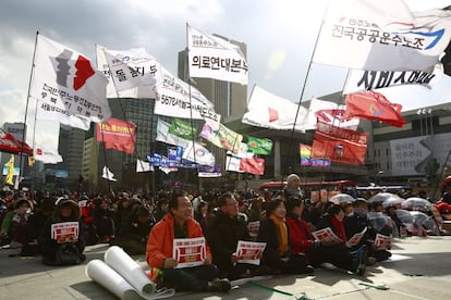 Uma multidão assiste a uma manifestação convocada no Dia Internacional da Mulher em Seul (Coreia do Sul).