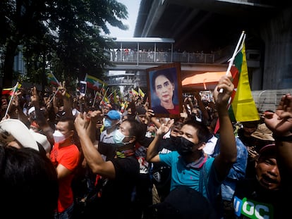 Manifestación de protesta ante la Embajada de Myanmar en Bangkok contra la ejecución de cuatro activistas por la junta militar, el pasado martes.