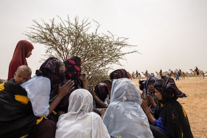 La música es un símbolo ineludible de la cultura tuareg. Durante el festival, día y noche, mujeres tuaregs cantan en tamashek (lengua distintiva tuareg) canciones de libertad, amor, viajes o revolución al ritmo de tam tam (tambor tuareg), mientras sus maridos doman camellos en círculo alrededor de la música. Los tuaregs del Sáhara son también conocidos como "hombres de azul". Su piel y sus ropas se tiñen de tonos azulados por el contacto con los textiles tuaregs protegiendo su piel del sol durante las travesías en el desierto.