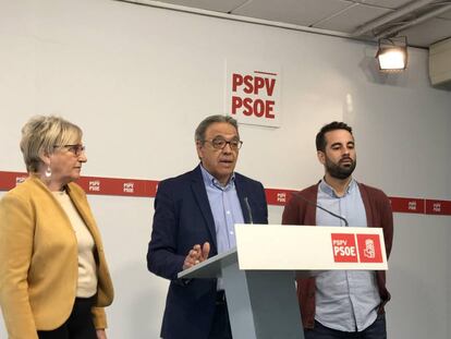 Ana Barceló Manolo Mata y José Muñoz, este viernes en la sede del PSPV.