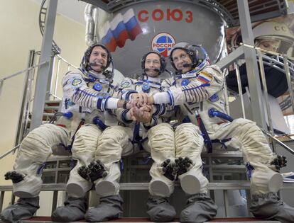 Los astronautas Shane Kimbrough (EE.UU), Sergey Ryzhikov (Rusia) y Andrey Borisenko (Rusia) posan frente al simulador de la nave espacial rusa Soyuz durante su sesión de entrenamiento previo al vuelo final en el Centro de Entrenamiento de Cosmonautas Gagarin, en Star City, a las afueras de Moscú (Rusia).