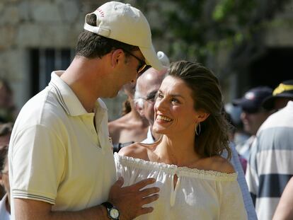 Los entonces príncipe Felipe y princesa Letizia asisten, sonrientes y cómplices, en julio de 2006 a la entrega de premios de la regata Breitling en Palma (Mallorca). 