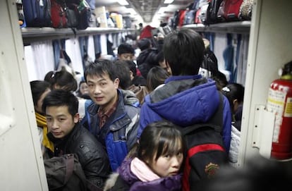 Miles de emigrantes abarrotan un tren para volver a sus pueblos por el Año Nuevo chino.