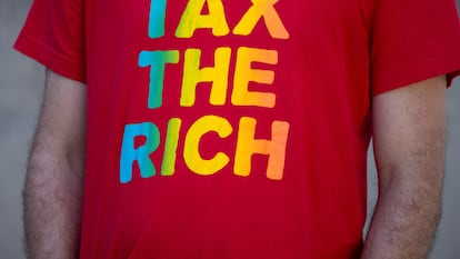 Un manifestaste con una camiseta con el lema "Tax the rich" (impuestos para los ricos), en Los Ángeles (Estados Unidos) en agosto de 2020.