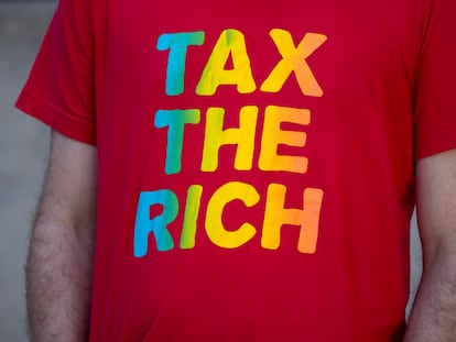 Un manifestaste con una camiseta con el lema "Tax the rich" (impuestos para los ricos), en Los Ángeles (Estados Unidos) en agosto de 2020.