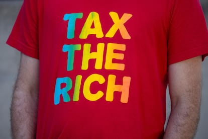 Un manifestaste con una camiseta con el lema "Tax the rich" (impuestos para los ricos), en Los Ángeles (Estados Unidos) en agosto de 2020.