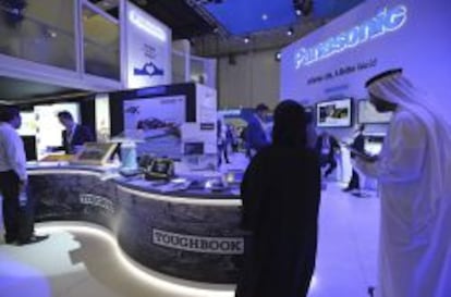 Varias personas visitan el stand de Panasonic durante la Feria de Tecnolog&iacute;a e Informaci&oacute;n del Golfo (Gitex, por sus siglas en ingl&eacute;s) 