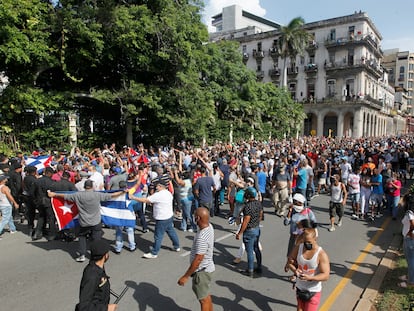 Manifestantes a favor y en contra del Gobierno cubano discuten en sendas movilizaciones en La Habana.