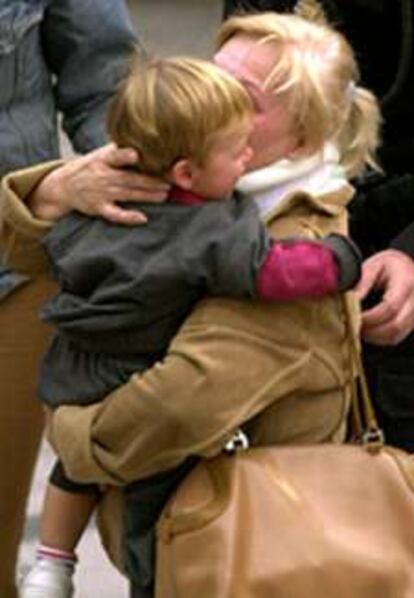 Una madre abraza a su hijo en las inmediaciones del colegio.