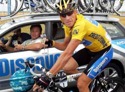Lance Armstrong brinda con su director de equipo, Johan Bruyneel