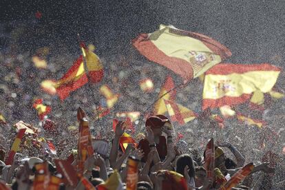 Aficionados esperan en la Plaza de Cibeles de Madrid la llegada de los jugadores de la selección española.