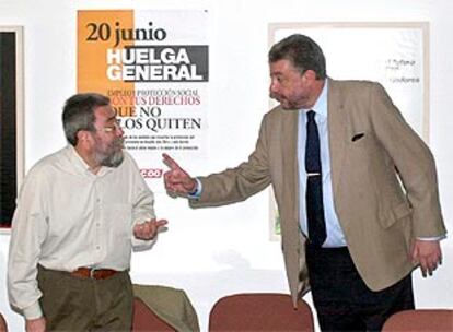 Méndez (UGT) y Fidalgo (CC OO), durante la reunión que celebraron con representantes de tres sindicatos policiales.