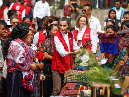 La reina Letizia conversa con mujeres indígenas que participan en los talleres de capacitación y emprendimiento que impulsa cooperación española, este jueves durante su visita a la localidad guatemalteca de San José de Chacayá.