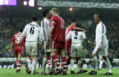 Effenberg, del Bayern de Múnich, se encara con Raúl durante un partido de la Liga de Campeones 2001-2002, 'la novena' del Real Madrid.