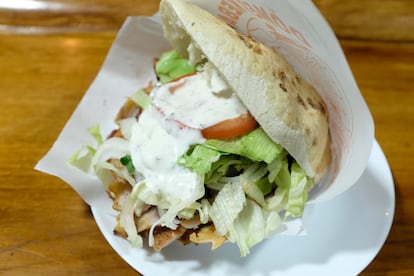 En Sumer el pan de pita está hecho a mano y la carne macerada con especias en el mismo local.