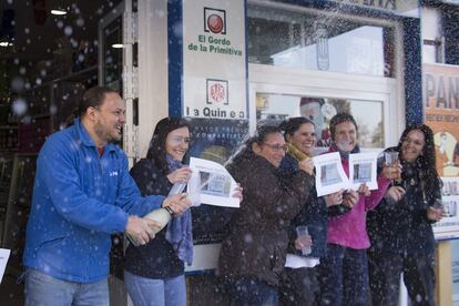 Celebración por un décimo vendido del segundo premio de la lotería de Navidad en Dos Hermanas, Sevilla, en 2019.