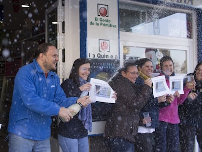 Celebración por un décimo vendido del segundo premio de la lotería de Navidad en Dos Hermanas, Sevilla, en 2019.