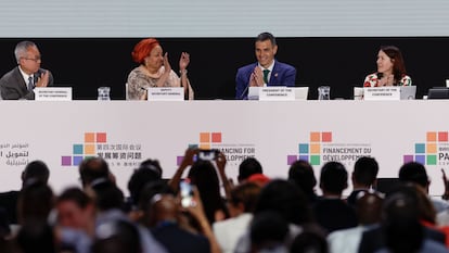 El presidente del gobierno de España, Pedro Sánchez, y la vicesecretaria general adjunta de las Naciones Unidas, Amina J. Mohammed, durante la clausura de la IV Conferencia de la ONU sobre Financiación al Desarrollo este jueves, en Sevilla.