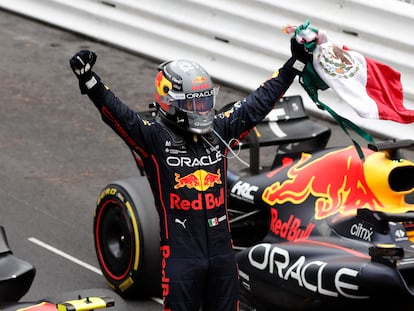 Sergio Checo Pérez celebra su triunfo en el Gran Premio de Mónaco.