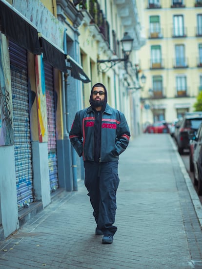 Abhir Hathi pasea por el barrio de La Latina, en Madrid, ciudad en la que vive desde que regresó de estudiar Administración y Dirección de Empresas en Londres.