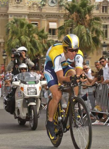 Armstrong, ayer pasando por delante del Casino de Mónaco.