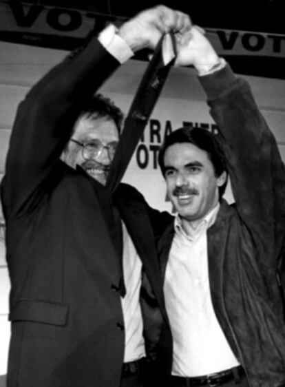 Damborenea alza la mano de Aznar en Bilbao, en 1994.