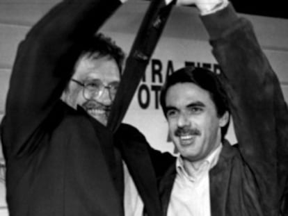 Damborenea alza la mano de Aznar en Bilbao, en 1994.