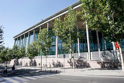 Exterior de la Asamblea de Madrid, en el distrito de Puente de Vallecas.