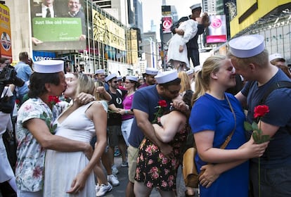 Vestidos como marineros y enfermeras, parejas de todas las edades recrearon así la famosa foto del beso del marino Gleen Edward McDuffie y la enfermera Edith Shain al conocer el fin del conflicto. El momento quedó inmortalizado hace 70 años por el fotógrafo Alfred Eisenstaedt, de la revista "Life". Este evento en el corazón de Times Square fue organizado por "Keep the Spirit of '45 Alive", una entidad sin ánimo de lucro. 