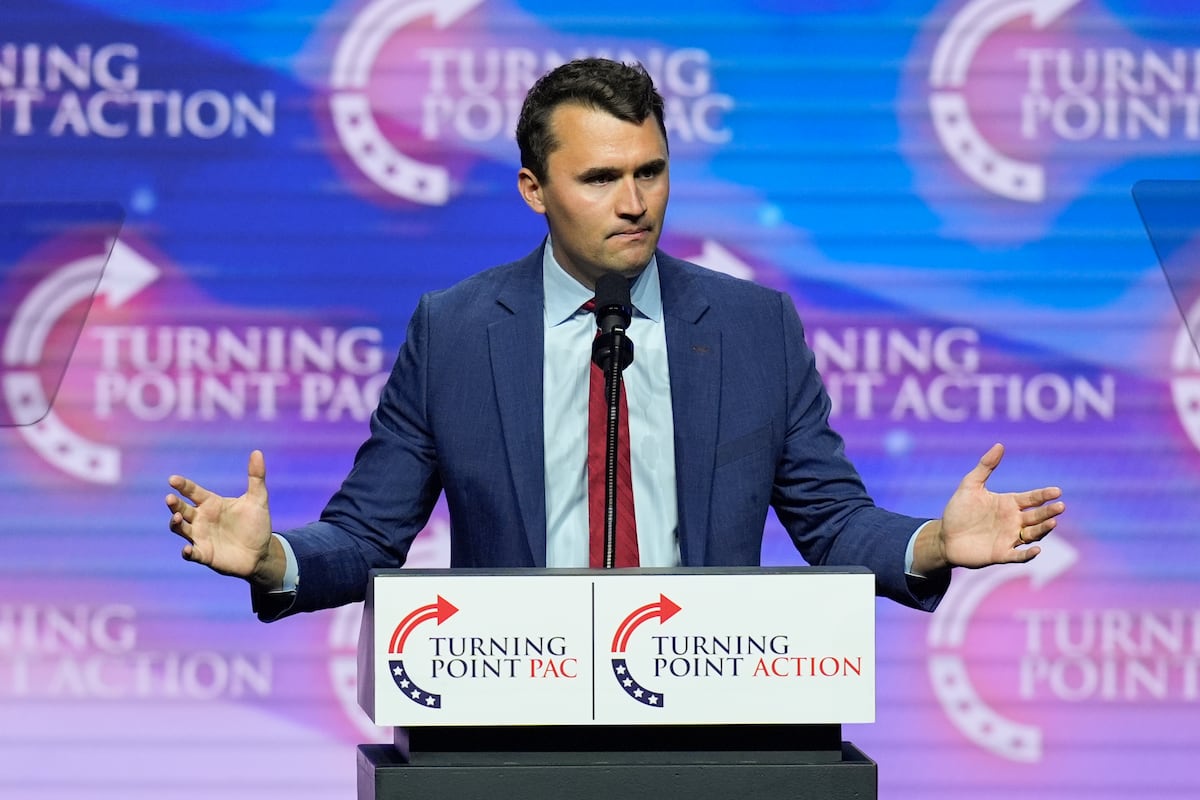 El comentarista conservador Charlie Kirk recibe un disparo en una universidad de EE UU