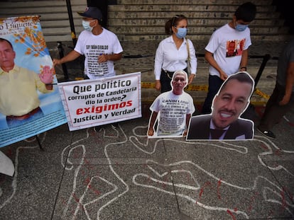 Familiares de líderes sociales asesinados protestan en Cali, el mes pasado.