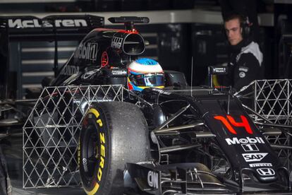 Fernando Alonso en el box de Montmeló.